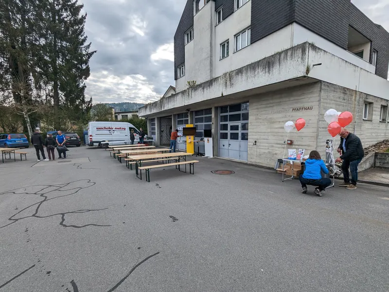 Besucherinnen und Besucher am Eröffnungsfest des Generationenparks.